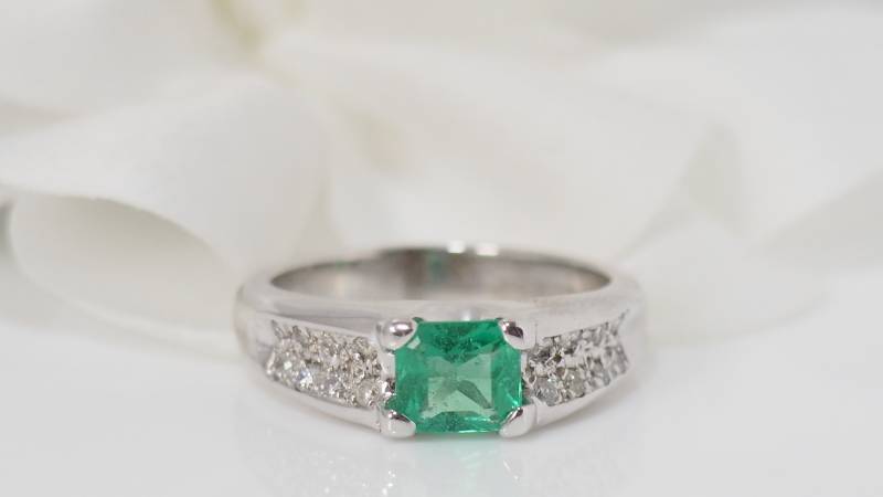 Bague en or blanc, émeraude et diamants près de la canebière à Marseille - rf 17707