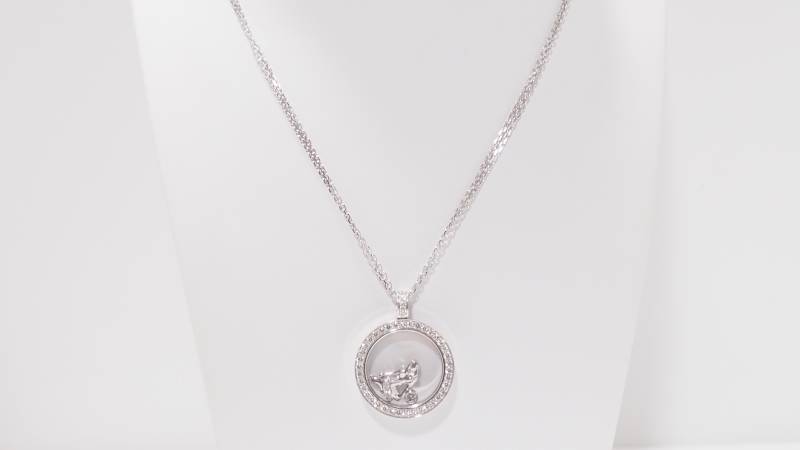 Collier chopard en or blanc motif  silhouette d'une femme 