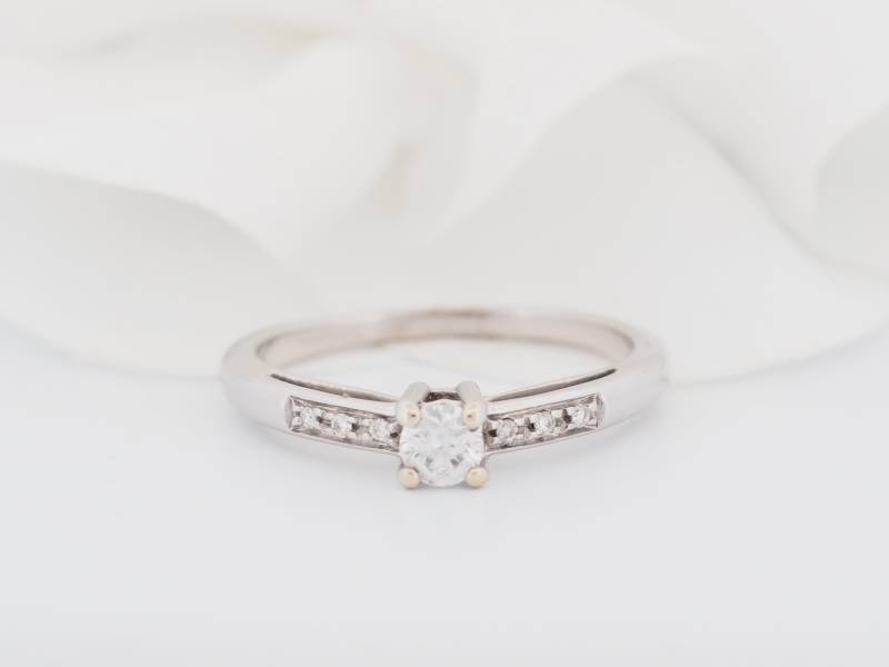 Bague Solitaire Sel de Ma vie en or blanc et diamants en vente à Marseille